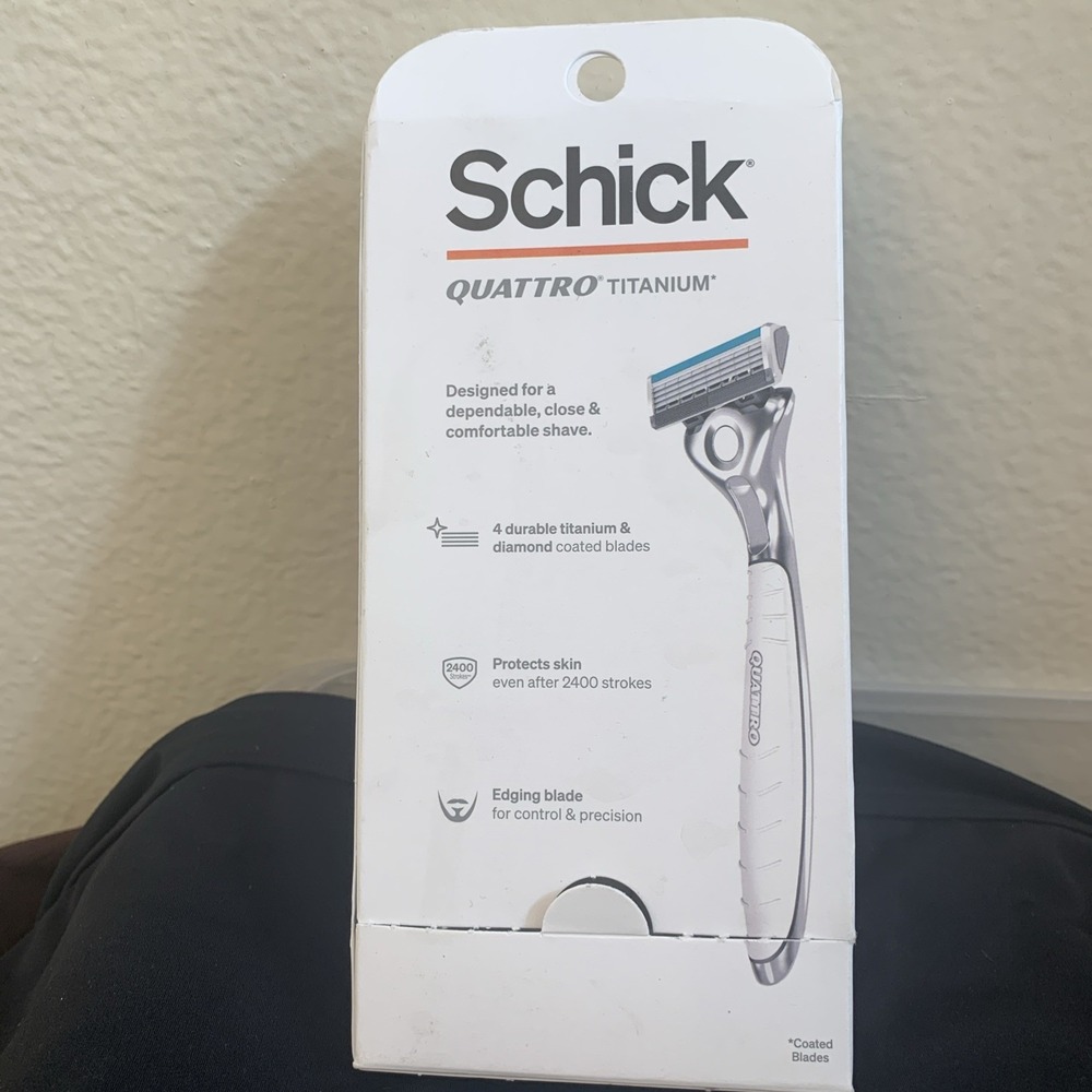 Schick Quattro Titanium Razor Value Pack 1 Razor Handle + 4 Cartridges - Picture 3 of 5